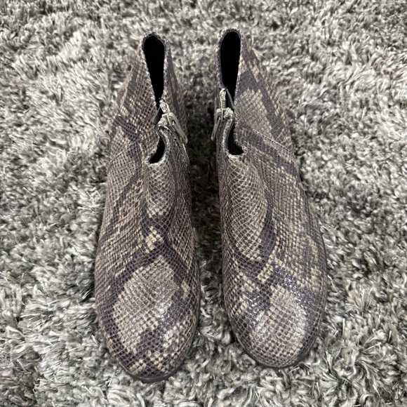 Aerosoles Women's Sophia Faux Leather Snakeskin Booties Gray Size 7 - Picture 4 of 7